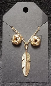 Halskette und Ohrringe, goldfarben, Federanhänger, Knotenohrringe - Bild 1 von 3