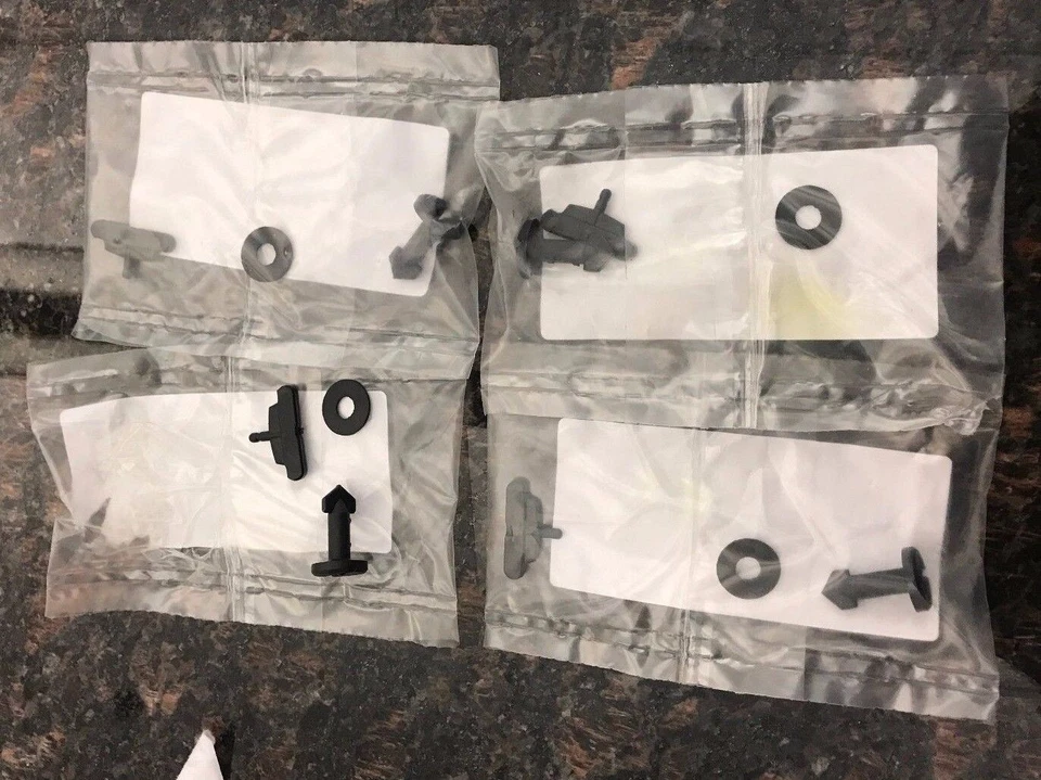 Maserati 2002-06 nuevo sujetadores de rejilla debajo del capó OEM CONJUNTO DE 4 / 68503400 Foto 1 de 1