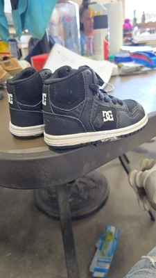 Zapatillas altas DC Shoes para niños pequeños talla 5 negras blancas estilo skateboarding Foto 1 de 4