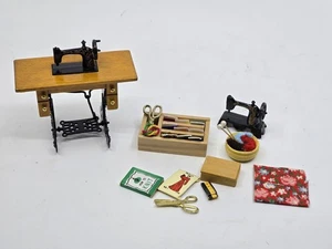 Puppenhaus Miniatur Nähstube Konvolut Maschine verschiedene Bastelartikel + - Bild 1 von 4