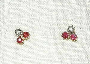 1 PAAR GG - OHRSTECKER IN 333/- 8 crt. MIT 2 ECHTEN RUBINE UND 1 ZIRKONIA 2 mm - Bild 1 von 1