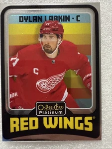 Dylan Larkin 2024-25 OPC Platinum Retro #R25 Detroit Red Wings - Foto 1 di 2