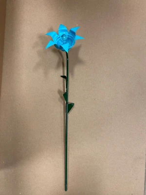 Todo Acero Azul Rosa Flor Hogar Jardín Estaca Patio Arte Césped 22" Alto con Joya Foto 1 de 2