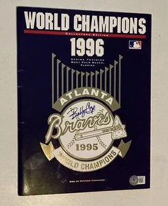 Bobby Cox Firmado 1996 Atlanta Braves Programa de Entrenamiento de Primavera Beckett BAS - Imagen 1 de 4