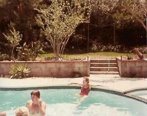 FOTOGRAFÍA ENCONTRADA Color ESCENA DE PISCINA Instantánea Original 22 57 U - Imagen 1 de 1