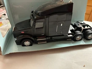 1/32 ERTL PETERBILT 579 DAY CAB SEMI TRACTOR, NO PACKAGING # B 242 - Picture 1 of 4