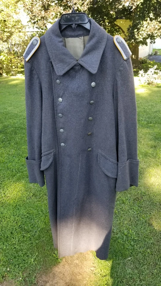 Abrigo de la Luftwaffe alemana Segunda Guerra Mundial con correas para el hombro de suboficial Foto 1 de 4