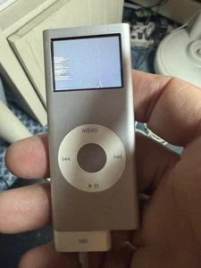 Apple iPod nano 2nd Generation Silver  2 GB BROKEN - Picture 1 of 11
