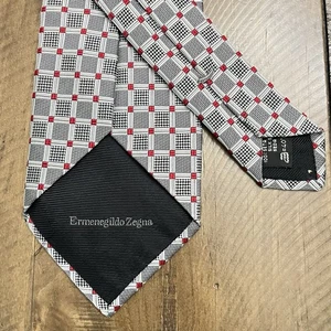 Corbata de seda de lujo geométrica negra roja Ermenegildo Zegna hecha en Italia - Imagen 1 de 3