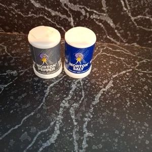 Vintage Miniatur Morton Salz & Pfefferstreuer für Film Bühne Requisite Sammeln - Bild 1 von 7