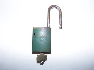 Vintage BEST Super Pin Tumbler Graphite Lubricated Brass Padlock Lock with Key - Picture 1 of 7