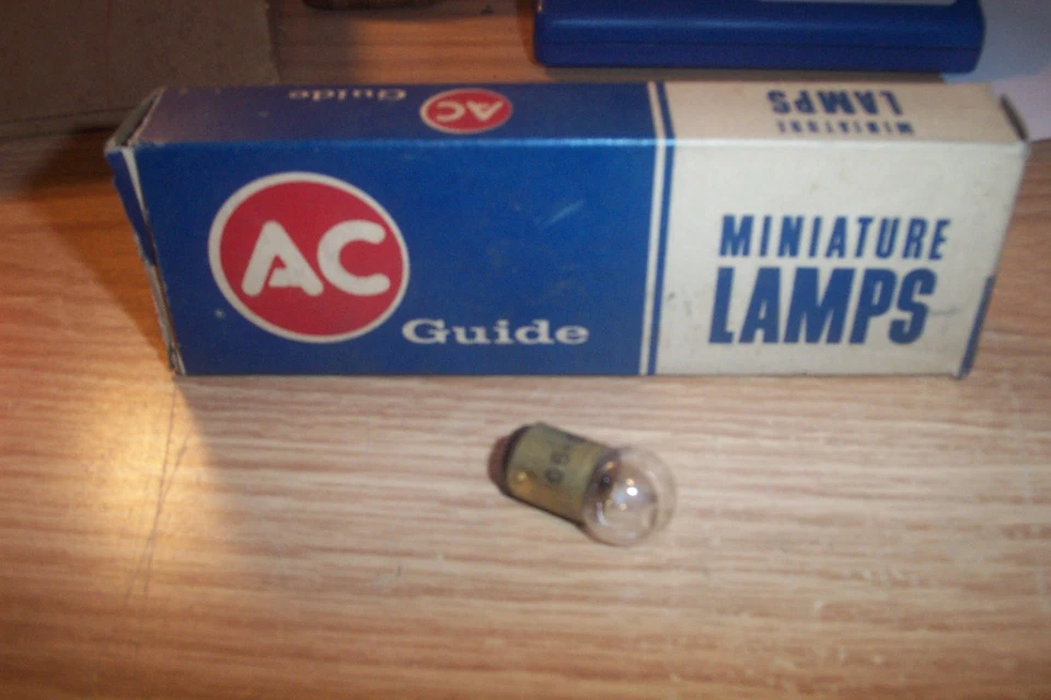 NOS CADILLAC,OLDSMOBILE 1953-54 STEP OR COURTESY LIGHT BULB #L90 - Image 1 of 1