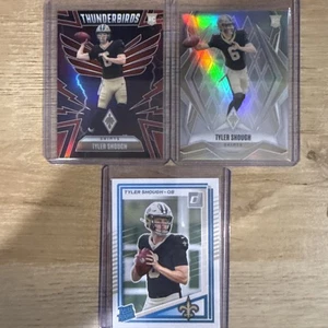 Fútbol americano Panini Phoenix 2025 #37 Tyler Shough rojo/249 novato radiocontrol ver fotos - Imagen 1 de 2