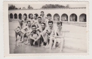 Zärtlich gutaussehende junge Männer hemdlos muskulös am Pool Ausbuchtung Gay Int Vibe - Bild 1 von 7