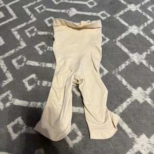 Neu ohne Etikett Skims Shapewear Knieshorts formend Mitte Oberschenkel offener Zwickel beige Größe XS - Bild 1 von 3