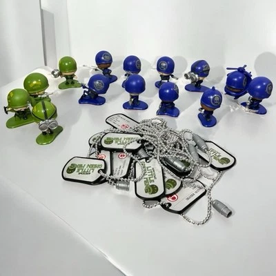 Lote de 14 MGA Impresionantes Pequeños Hombres Verdes y Azules. (4 verdes y 10 azules) y etiquetas para perros. Foto 1 de 4