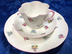 Zierliches CROWN STEFORDSHIRE Floral Bouquet rosa Tasse, Untertasse und Wüstenteller Trio  - Bild 1 von 6