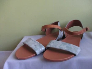 I LOVE BILLY SANDLES 41 SARATOGA LIGHT BLUISH GREY & TAN - Picture 1 of 5