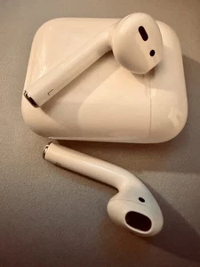 Apple AirPods 1. Gen mit Ladecase - Bild 1 von 5