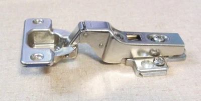 BISAGRA DE GABINETE BLUM (70.255-01) Media Superposición con Placa de Clip de Montaje (175H710-02.01) Foto 1 de 4