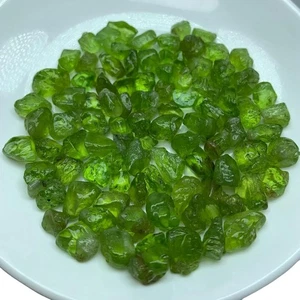Cristal de peridoto verde crudo: piedra natural en bruto, Afganistán - Imagen 1 de 8