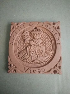 Piastrella Terracotta Vergine Decorativa Sottile Elegante Zodiaco Firmata Astrologia 4" X 4" - Foto 1 di 6