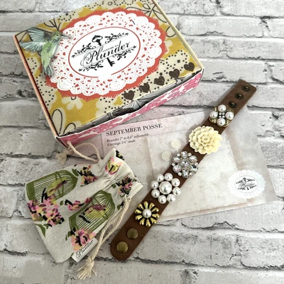 Brazalete Plunder September Posse Cuero Marrón Floral Estrás Imitación Perla Foto 1 de 4