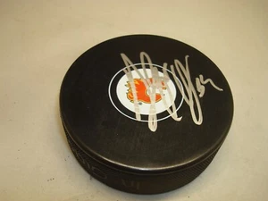 Alex Chiasson signed Calgary Flames Hockey Puck handsigniert 1A - Bild 1 von 2
