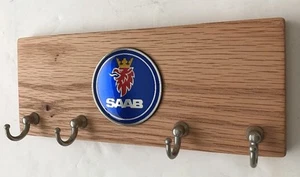 Soporte organizador de llaves con emblema de madera Saab con 4 ganchos de metal almacenamiento de llaves de madera maciza - Imagen 1 de 6