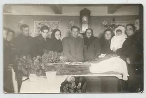 Foto Funeral Mujeres Dolor Trucha Ataúd Postmortem Espeluznante Espeluznante Extraño De Colección - Imagen 1 de 2