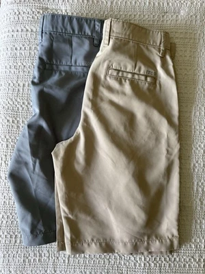 Pantalones cortos de golf Izod para niños talla 16, dos pares - uno gris y otro caqui Foto 1 de 2