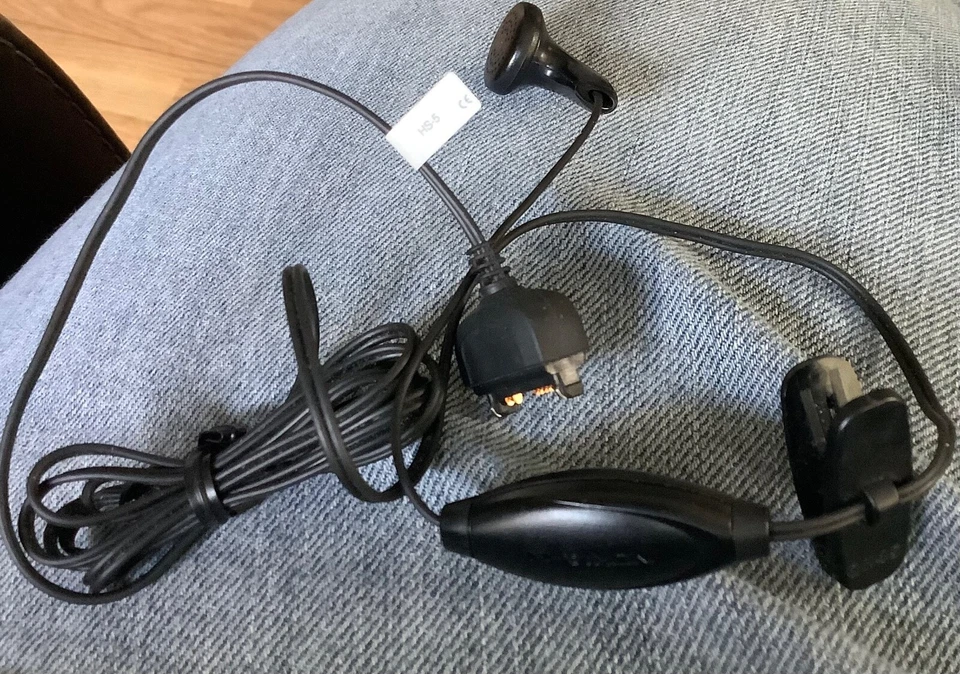 Auriculares Nokia HS-5 con botón de respuesta/finalización - negros Foto 1 de 1