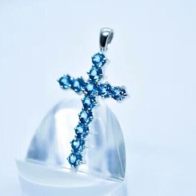 Colgante Santa Cruz Topacio Azul Simulado Corte Redondo 2Ct en Chapado en Oro Blanco 14k Foto 1 de 4