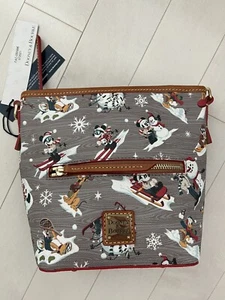 Disney Dooney & Bourke 2021 Weihnachten Walt’s Lodge Mickey Umhängetasche Handtasche A - Bild 1 von 5