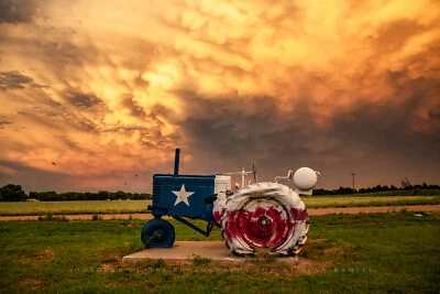 Impresión de fotografía de tractor: foto rural de cielo tormentoso bandera estrella solitaria de Texas Foto 1 de 4