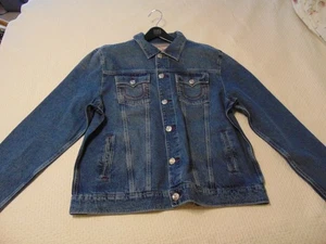 TRUE RELIGION - CHAQUETA DE CAMIONERO CON LOGOTIPO DE MEZCLILLA DE GRAN TAMAÑO - NUEVA - TALLA XL - Imagen 1 de 4