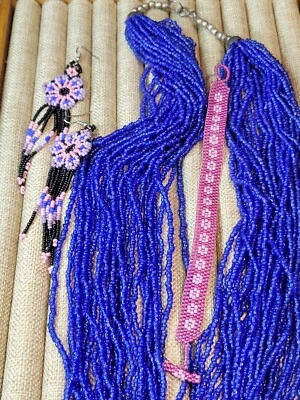 Lote de joyas de cuentas de semillas de vidrio azul, rosa, púrpura collar, pulsera, pendientes Foto 1 de 4