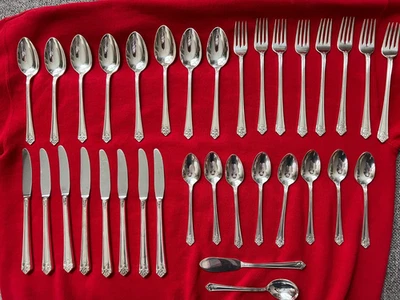 1847 Rogers Bros IS Silverplate Flatware Set HER MAJESTY Silverware - 34 pieces - Image 1 of 4