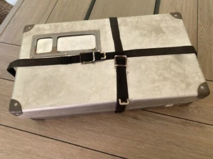 Caja de correo de lavandería vintage de aluminio militar/estudiante con correas de 20"x 11"x 5" - Imagen 1 de 7