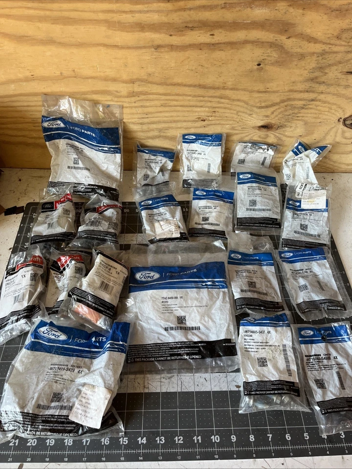 Gran lote de piezas de Ford y Motorcraft. Foto 1 de 4