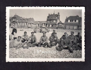 DEUTSCHE SOLDATEN AM STRAND IN DER NORMANDIE Freizeit * Vintage WW II Foto - Picture 1 of 2