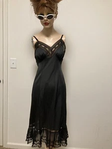 BEAUTIFUL VTG 1950s SEAMPRUFE BLACK NYLON LACE PLEATED FULL SLIP -34 - Picture 1 of 6
