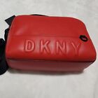 Sac pour appareil photo Tina bandoulière rouge chaud DKNY.