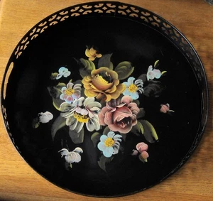 Vintage Toleware schwarz Metall bemalt Floral Tablett durchbohrt Galerie mit Griffen 13,5" - Bild 1 von 10