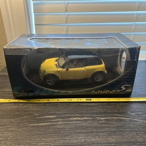 NEW MINI COOPER 2001 1:18 Die Cast Yellow Solido - Picture 1 of 9