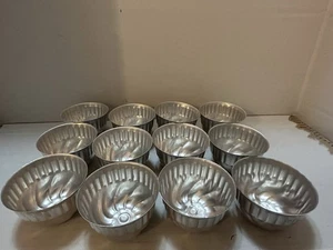 Set di 12 stampi a vortice vintage in alluminio e latta - Foto 1 di 6