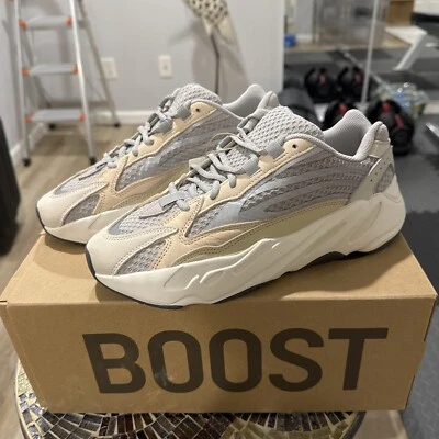 Talla 8.5 - Adidas Yeezy Boost 700 V2 Crema Foto 1 de 4