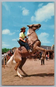AK Cowgirl zu Pferd, Westernstadt, Menschen - Bild 1 von 2
