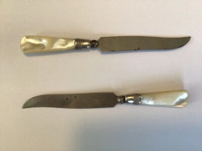 Par de cuchillos de queso montados en ley vintage con asas de nácar  Foto 1 de 3