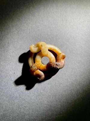 Anillo de Jade Patrón Dragón Chino el Período de los Estados Combatientes 475-221 a.C. Foto 1 de 4